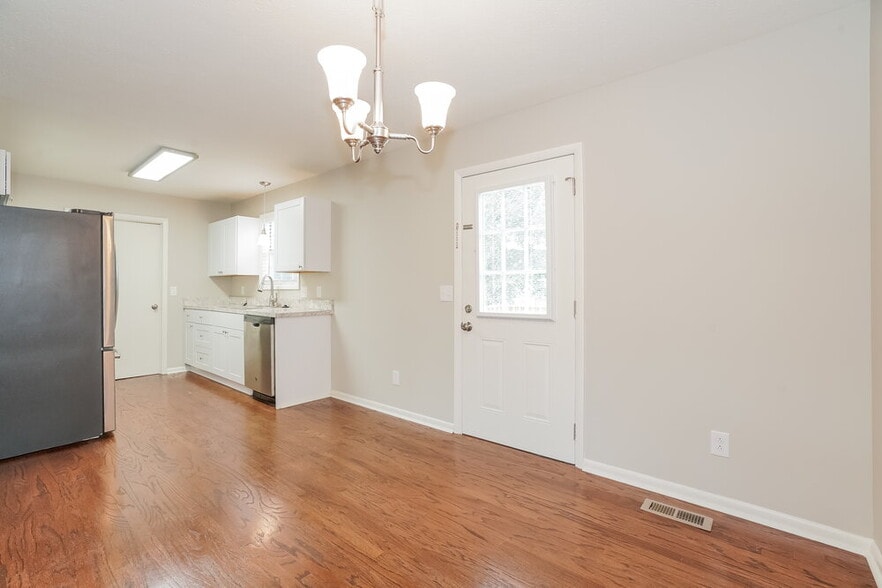 Building Photo - 581 Woodcrest Dr
