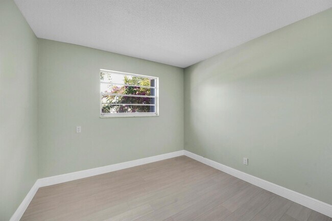 Building Photo - 154 SE Naranja Ave