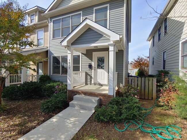 Building Photo - 3 Bedroom, 2.5 Bath Townhome Close to UTC!
