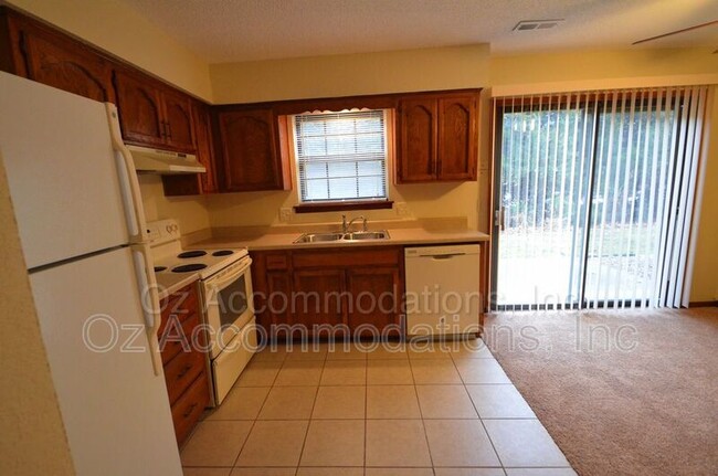 Building Photo - 311 NE Timbercreek Dr