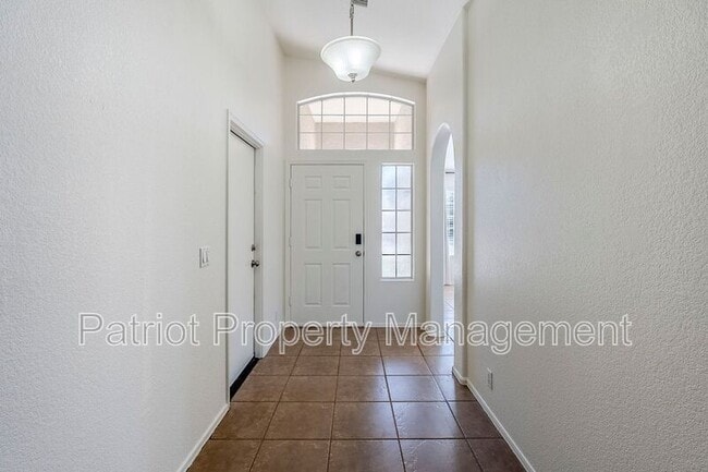 Building Photo - 2530 E Camellia Dr
