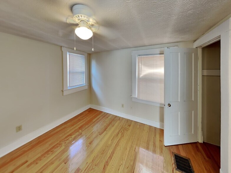 Building Photo - 167 E Norwich Ave