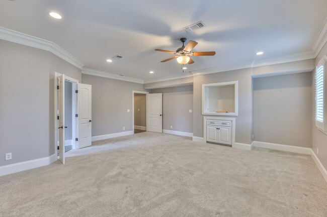 Building Photo - Stunning Executive Townhome in the Heart o...