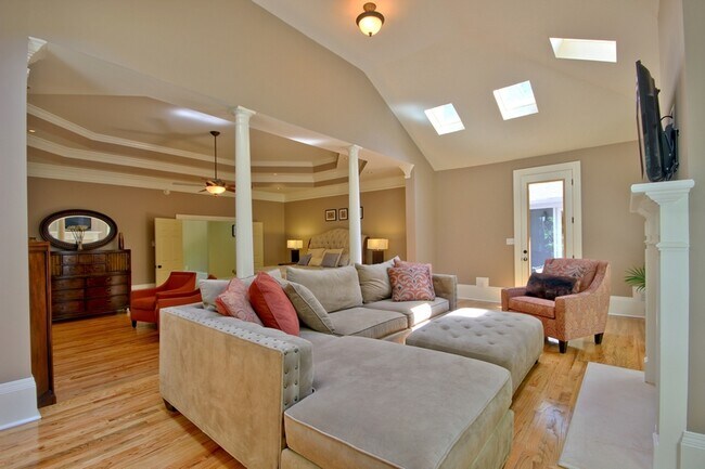 Building Photo - 335 Birkdale Dr