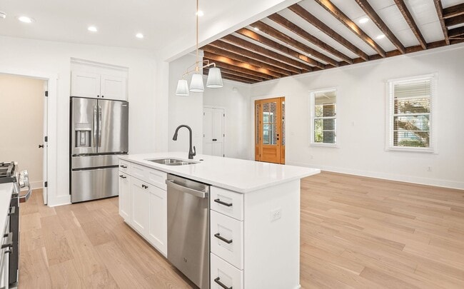 Building Photo - Downtown Beaufort Charmer