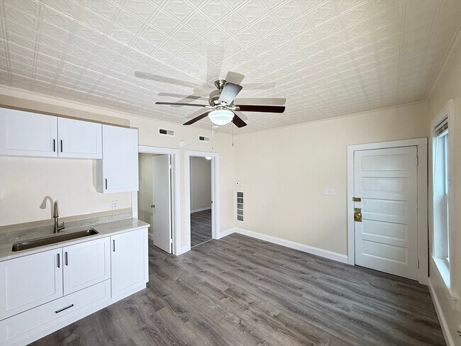 Building Photo - 227 White St