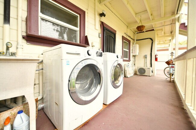 Building Photo - 1p716 - 3055-3061 Adeline Street