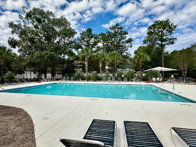 Building Photo - Bright and Airy Three Bedroom Home in Lake...