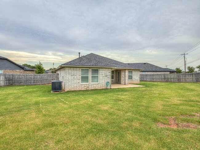Building Photo - Modern Home on Large Lot!