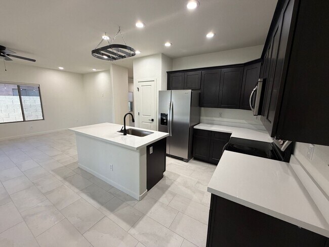 Building Photo - Beautifully Remodeled North Peoria Home 3 Bedroom 2 Bath Plus Office