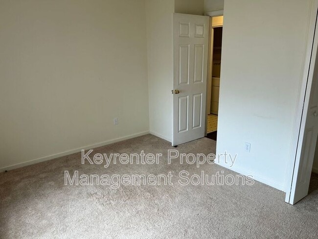 Building Photo - 2055 Hampton Dr