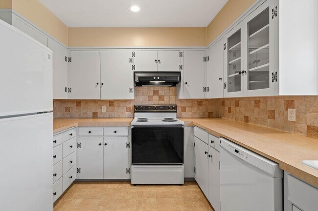 Building Photo - Charming, retro 2-bdrm/2-bath ranch in tranquil setting w/ large family room
