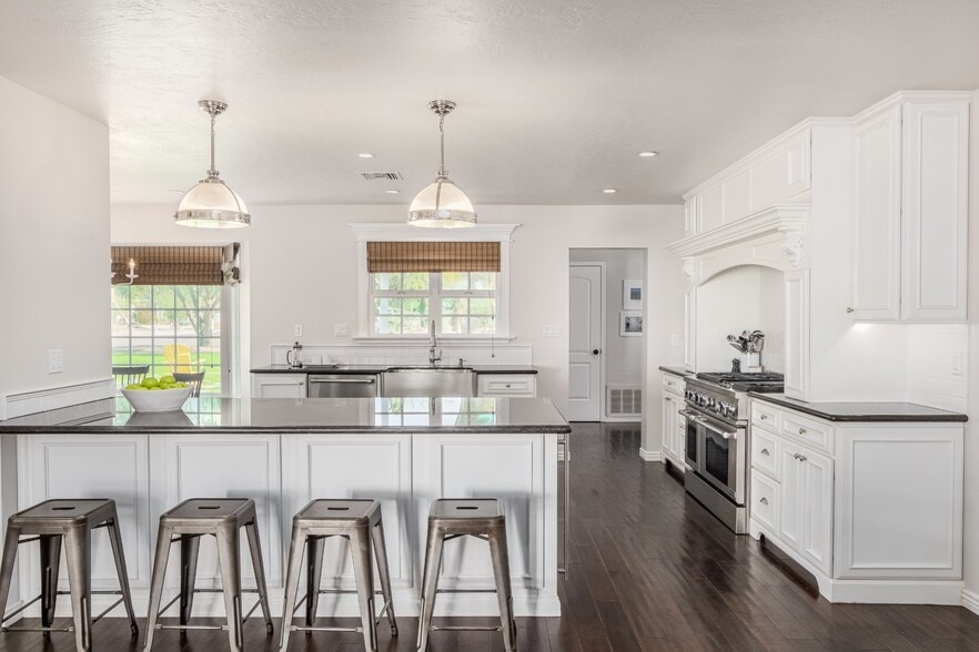 kitchen features large chefs range with 48" gas cooktop and double oven - 5214 N 43RD PL