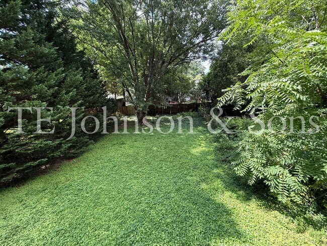 Building Photo - Charming 3-Bedroom Home with Screened Porc...