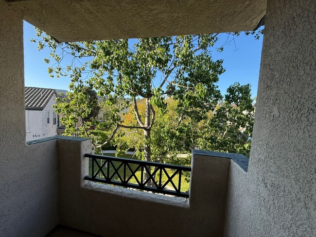 Building Photo - 1BR/1BA Condo w/ ASSIGNED PARKING for rent near Del Mar AVAILABLE NOW!