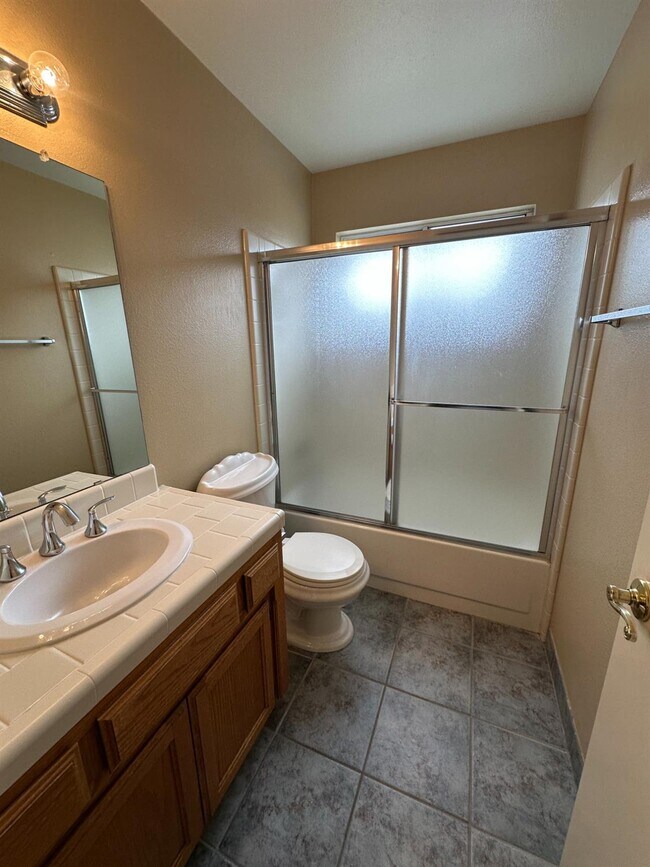 Building Photo - 813 E Mockingbird Ln