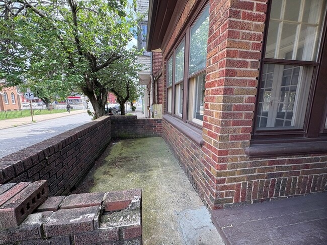 Building Photo - 3 Bedroom 1 Bathroom in York with Sunroom,...