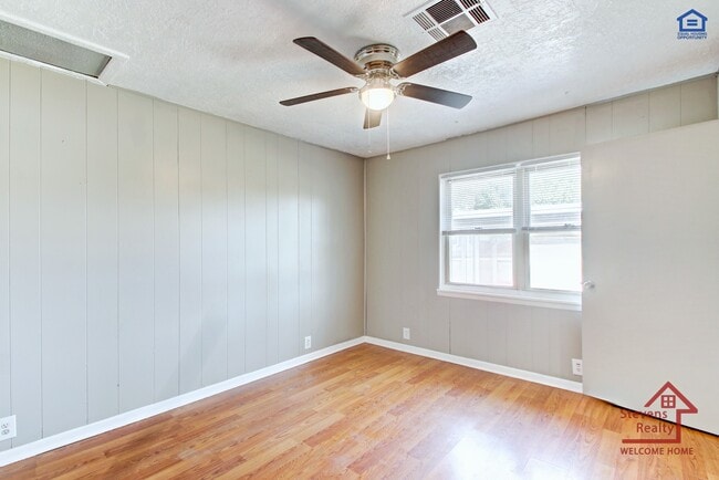 Building Photo - 4225 SE Elmhurst Ln