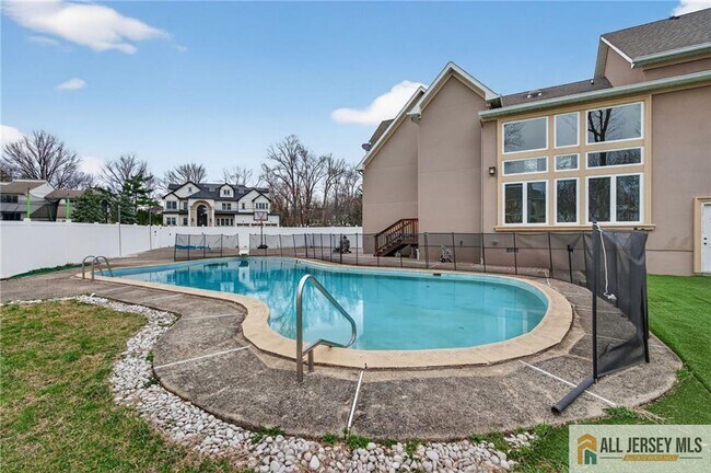 Building Photo - 19 Utica Rd