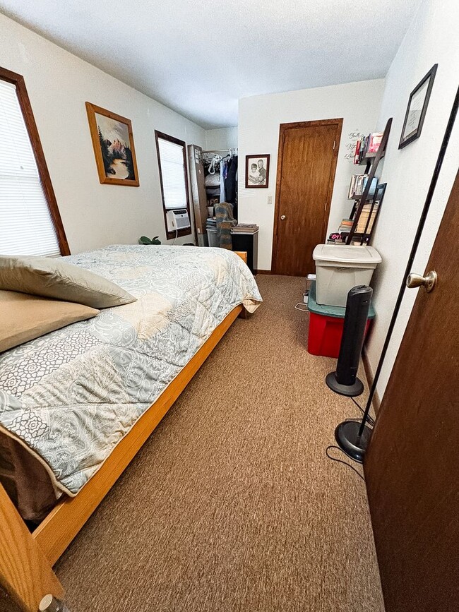 Building Photo - Spacious 1 Bedroom Apartment