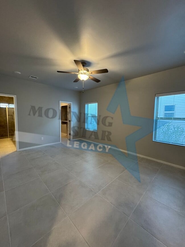 Building Photo - Newer home in desirable Metro area!