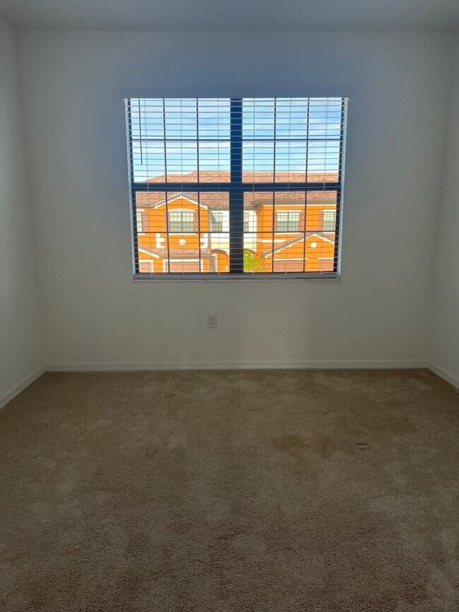 Building Photo - 3BR/2.5BA/1CG Townhome in Gran Paradiso