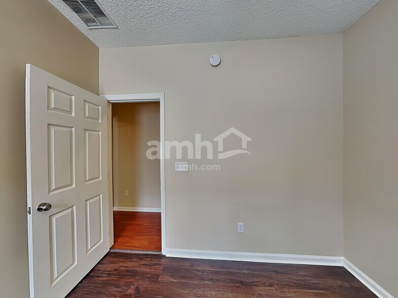 Building Photo - 658 Southland Ln