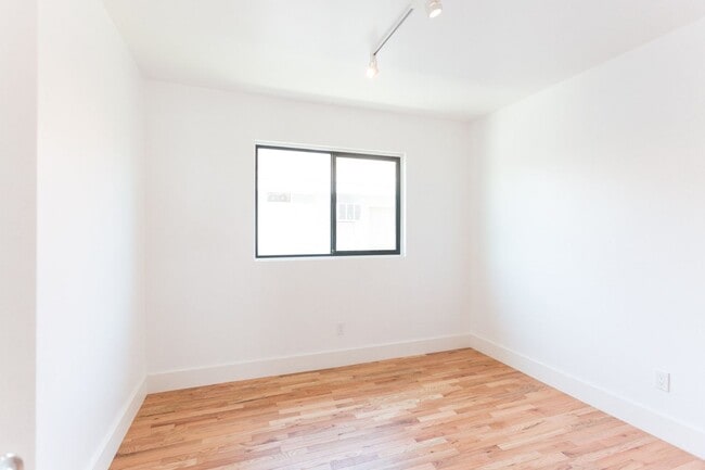 Building Photo - 252 S Ave 18