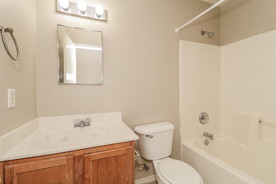 Building Photo - 5112 Royal Burgess Dr