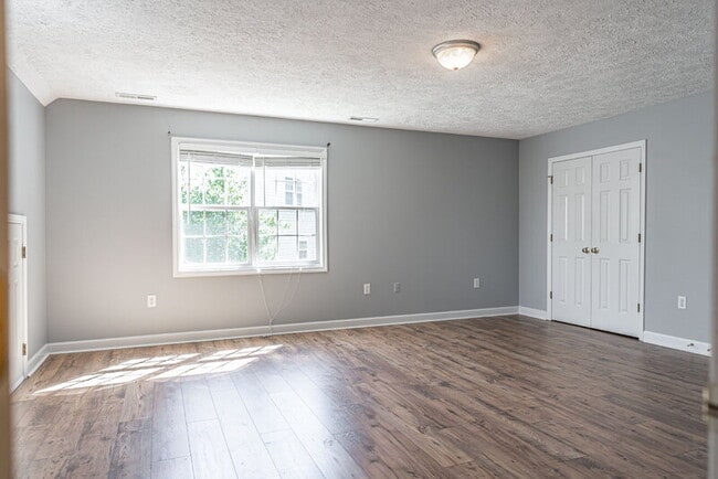 Building Photo - 108 Silverburn Pl