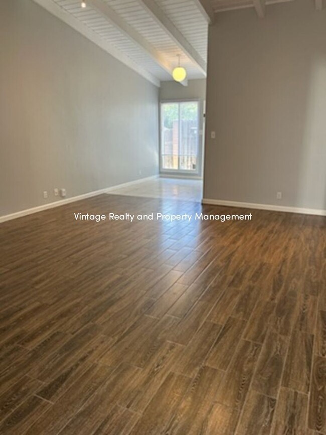 Building Photo - This Updated 2 Bedroom Duplex Is Ready to ...
