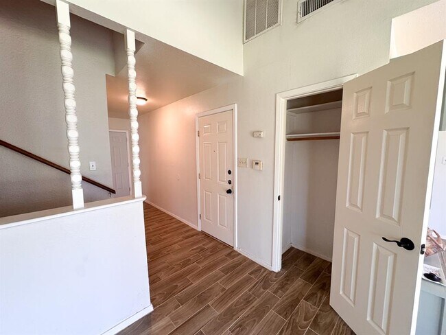 Building Photo - 505 Cambridge Dr