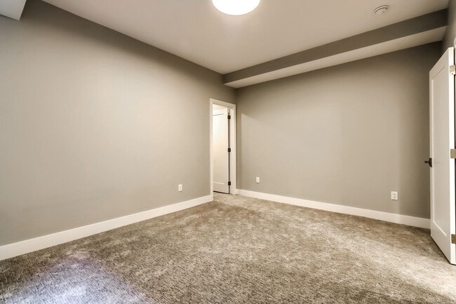 Building Photo - 3 bedroom Townhome + 2 Large Flex Spaces &...