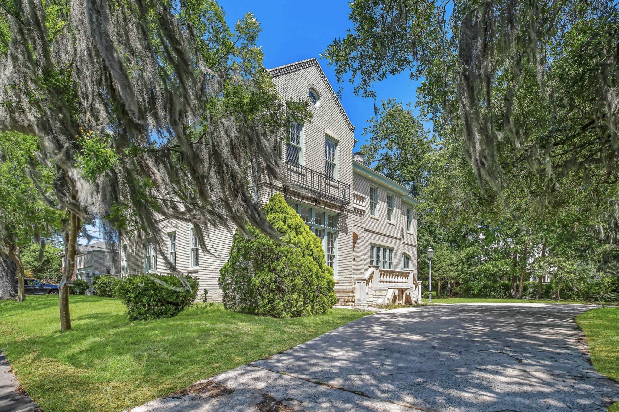 Building Photo - 624 E Victory Dr