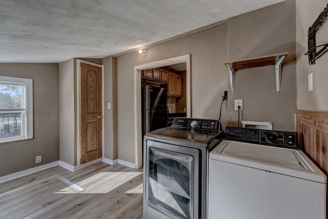 Building Photo - 812 Allen Ave