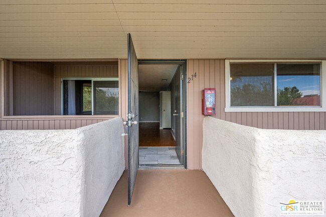 Building Photo - 550 N Villa Ct