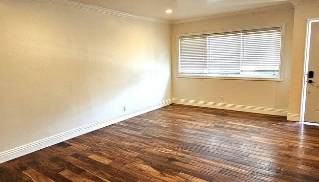 Building Photo - Gorgeous Remodeled 2 Bedrooms, 1 Bath Hous...