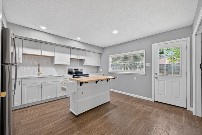 Building Photo - 9231 Baronsmede Dr