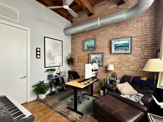Building Photo - 770 W Gladys Ave