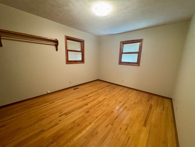 Building Photo - 3 bedroom, 2 bath in NE Lincoln
