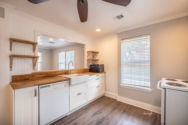 Building Photo - Charming East Austin 2BR w/ Character & Walkable Location