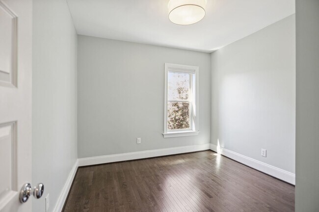 Building Photo - Available Now! // 3 Bedroom 2.5 Bathroom T...