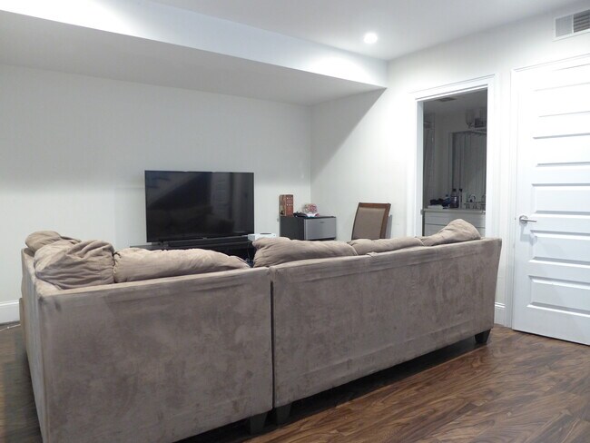 Building Photo - 1906 Washington St