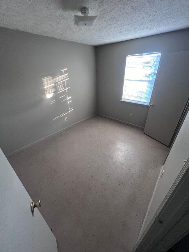 Building Photo - Monthly Paid Rent