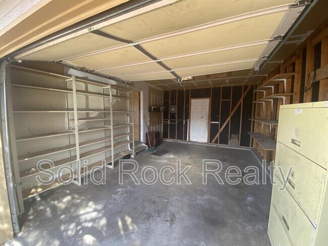 Building Photo - 935 Greenbrier Dr