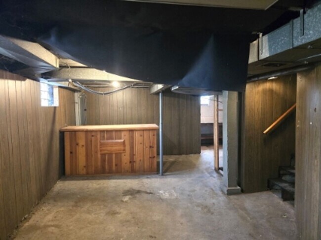 Building Photo - 3 Bedroom / 1 Bath End Unit Townhouse in Clairton