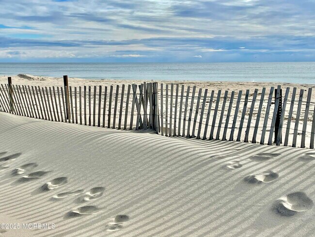 Building Photo - J162 Main St