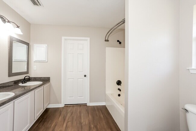 Building Photo - 2831 Taylor Hill Dr