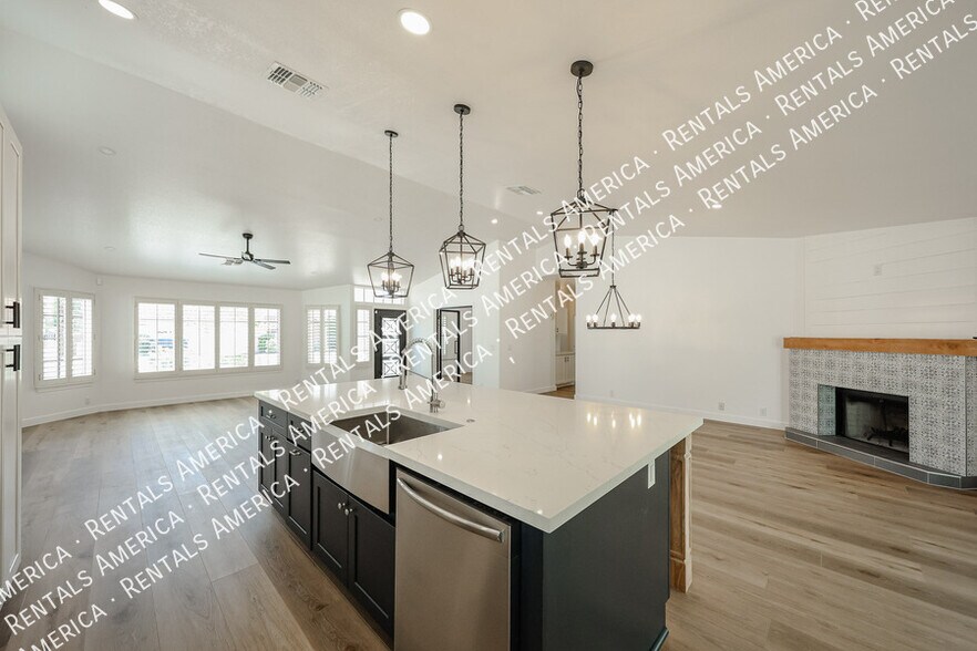 Building Photo - 4812 E Aire Libre Ave
