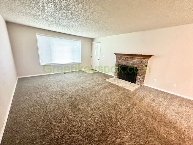 Building Photo - Beautiful Milwaukie 3 Bedroom